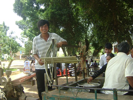 Ảnh bố Henry bên thôn Tư làm giúp các mẹ những cây cung bằng tre, để các mẹ làm văn nghệ trong ngày lễ bổn mạng của mình tại giáo xứ.