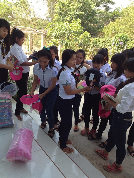 2/ Trên hiên nhà các Yăh, các em học sinh Lưu trú cấp III được chọn mỗi em một cái mũ, đội đi học trong mùa nắng.