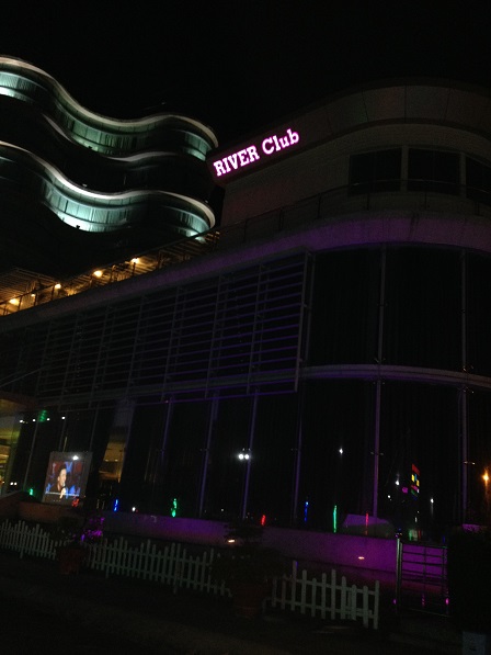 Căn nhà 18 tầng của phố Hà Tiên ban đêm.