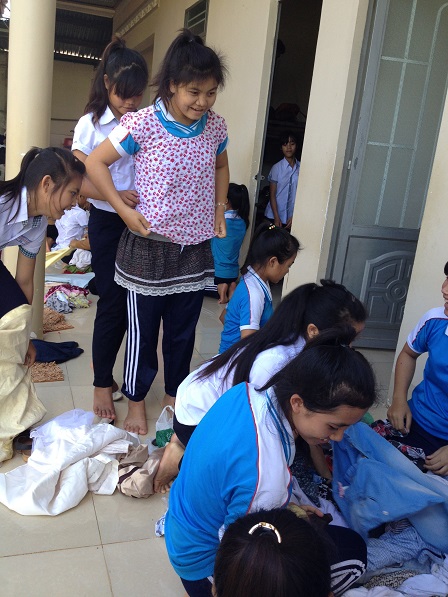 3/ Ảnh em Thần Thoại học sinh lớp Mười một cũng thử bộ áo váy rời mà em thích.