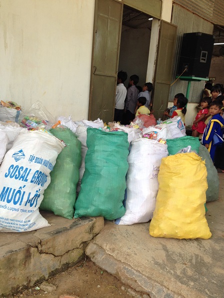 Giáo xứ Buôn Hằng chuẩn bị những bao quà phát cho thiếu nhi Buôn Hằng ngày Quốc tế thiếu nhi 2016.