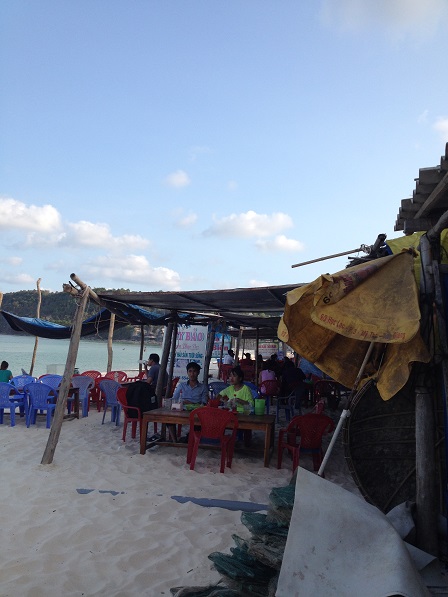 1/ Bãi kem ở Phú Quốc. Gọi là bãi kem do cát có màu trắng giống kem.