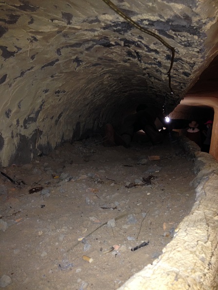 2/ Đường hầm này được các tù binh đào bằng chính chiếc muỗng họ dùng cơm.