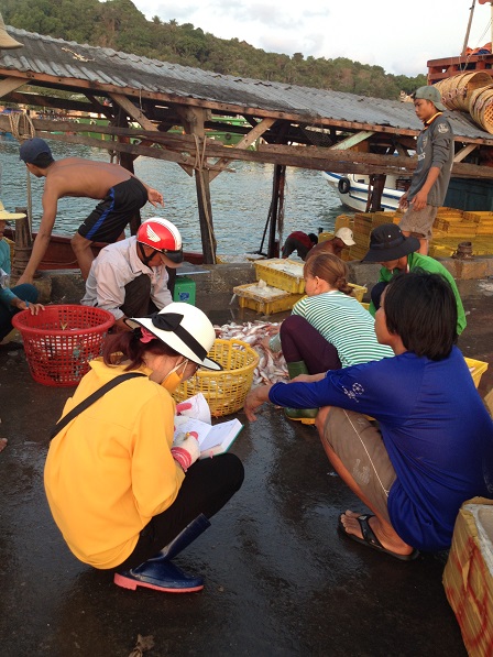 Ảnh 6g00 sáng trên bến cảng quốc tế An Thới Phú Quốc những người buôn bán ngồi đợi thuyền cá về.