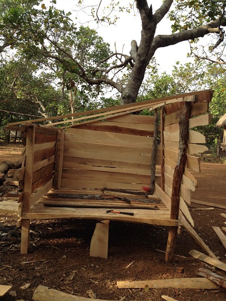 2/ Ảnh chuồng gà đang đóng giở chừng của gia đình bố mẹ Khôn, người bệnh phong trong Làng Phung Ea – Lân _ Yale.