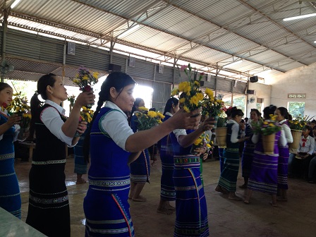 Các mẹ trong giáo xứ Buôn Hằng dâng hoa Kính Đức Mẹ tháng 5_2016