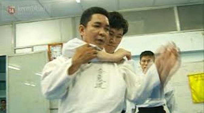 Tự vệ khi bị giật túi xách lúc đang đi bộ