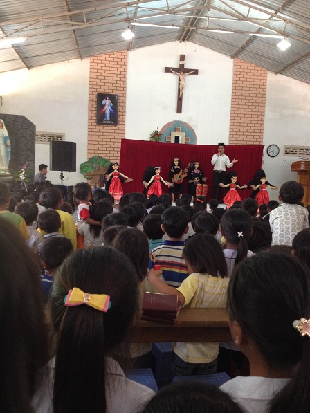 Hòa tấu “H’Len lên rãy” do đoàn múa rối Đăklăk đến Buôn Hằng giúp vui mừng Quốc tế Thiếu nhi 2016