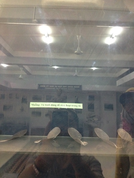 Ảnh những chiếc muỗng của tù binh trong trại giam Phú Quốc được dùng.