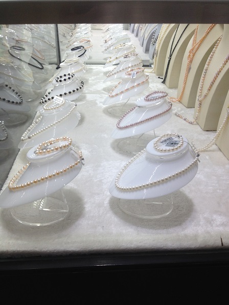 1/ Ngọc trai của trại nuôi cấy ngọc trai Phú Quốc có nhiều màu rất đẹp