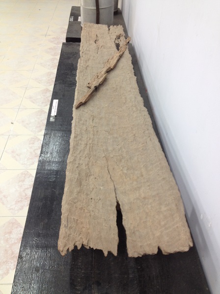 Ảnh tấm ván hòm ở nghĩa trang trại giam Phú Quốc.