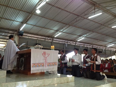 Ban Hội đồng giáo xứ Buôn Hằng nhiệm kỳ 2016 – 2010 tuyên thệ trong thánh lễ chiều thứ Bảy.