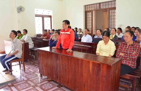 Bà Giang tố ông Trung dí diện trước tòa