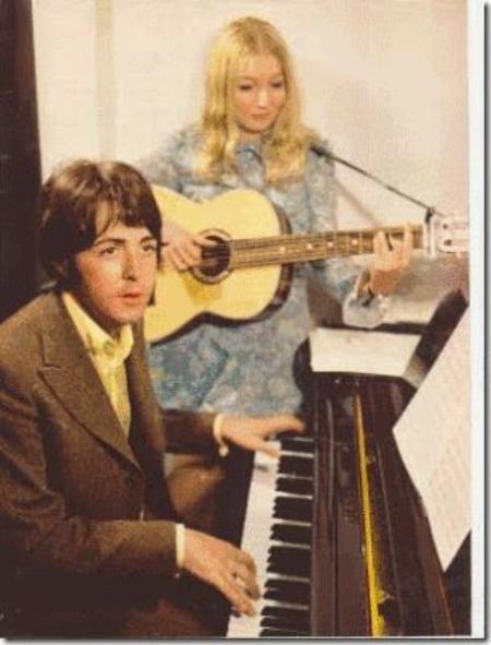 Paul McCartney và Mary Hopkin.