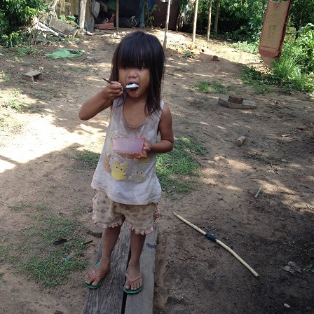 1/ Em Hảo con bố mẹ Likam đang ăn sáng