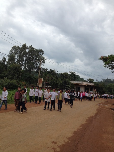 Ảnh các em Thiếu nhi trong Buôn Làng trên đường đi lễ sáng Chúa nhật về.