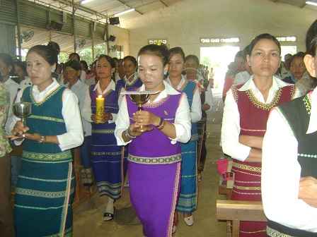 Ảnh các mẹ trong giáo xứ dâng lễ vật trong thánh lễ dành riêng cho giới của mình.