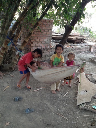 1/ Các con của bố mẹ Niel cùng nhau chơi đùa bên chiếc võng sau nhà.