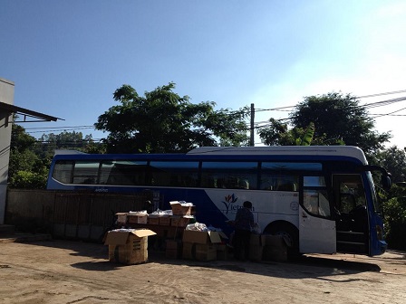 1/ 06g00 sáng Chúa nhật xe khách chở 31 người ở Tp. HCM thuộc giáo họ Chí Hòa, đến chia sẻ đồ dùng và thực phẩm với anh em Buôn Hằng trong mùa hè 2016