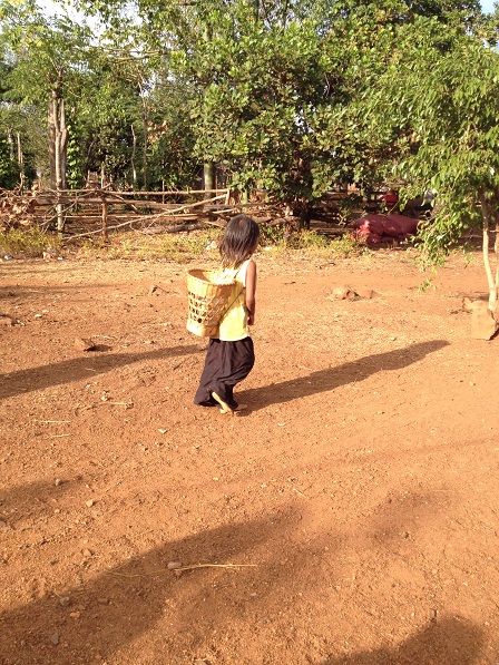 1/ Ảnh em nhỏ con của bênh nhân phong tại Làng phung Ea – Lân _ Yale đi lấy nước.