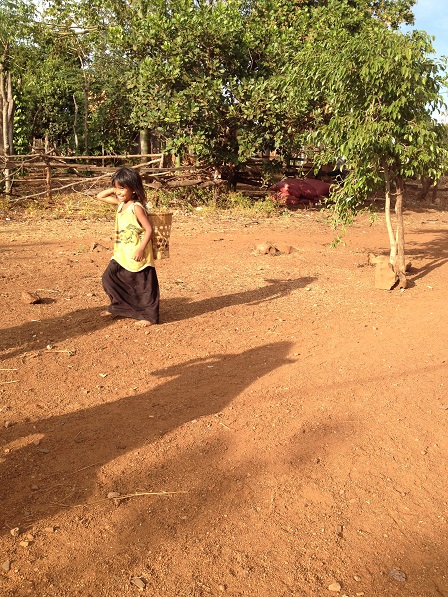 2/ Ảnh em nhỏ trên đường gùi nước về nhà.