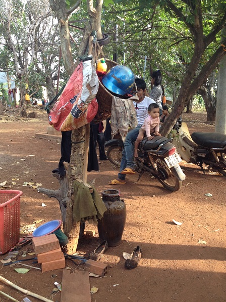 Ảnh gốc cây sát sân nhà là nơi treo cất mũ bảo hiểm cũng như gùi, ché… của gia đinh bố mẹ Lê làng Phung Ea – Lân _ Yale