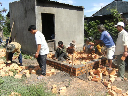 1/ Ảnh anh em Buôn Làng chuẩn bị làm nhà cho ông Gơi (ông cùi) ở thôn Năm.