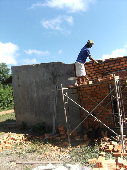 2/ Ảnh căn nhà ông Gơi đang được dần xây lên cao.