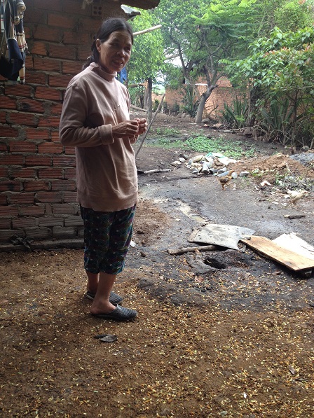 1/ Ảnh mẹ Nghiệp đứng bên miệng giếng khoan 65 mét của gia đình bị bỏ dở dang, vì không có nước.