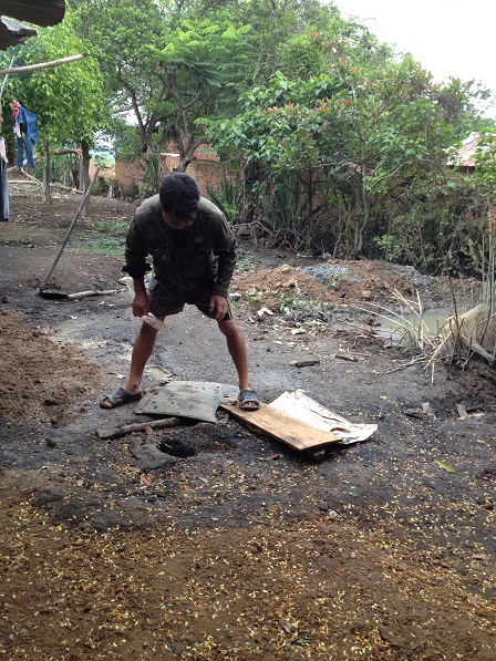 2/ Ảnh bố Nghiệp chuần bị đậy miệng giếng khoan 65 mét của gia đình không có nước.