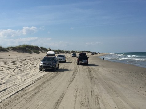 Khu vực cho phép xe chạy trên bờ biển với hai hàng giao thông.