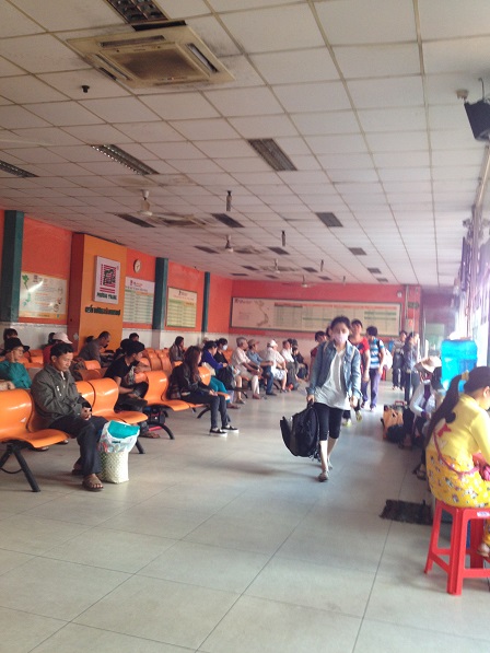 Trong phòng chờ của công ty xe khách Phương Trang tại bến xe miền tây Tp. HCM.