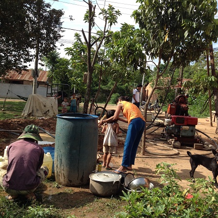 Quang cảnh khoan giếng của nhà bố mẹ Likam ở thôn Năm. 