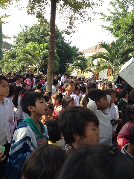 1/ Ảnh các em Thiếu nhi trong sân sau của giáo xứ Buôn Hằng sau giờ lễ sáng Chúa nhật.