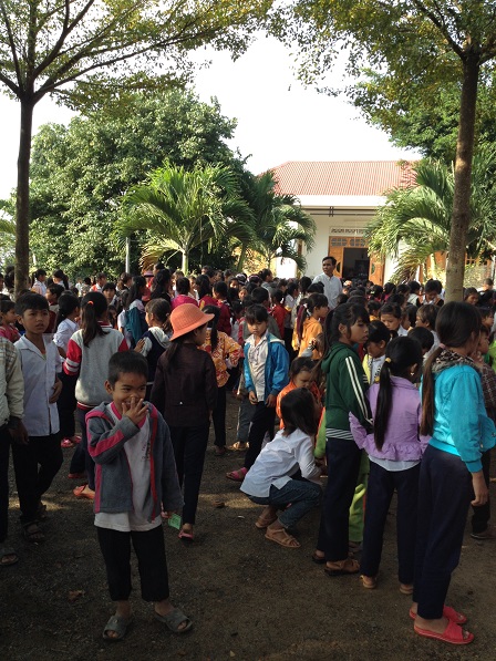 2/ Ảnh các em Thiếu nhi giáo xứ Buôn Hằng sau thánh lễ sáng Chúa nhật đứng đợi để vào học giáo lý theo cấp của mình.