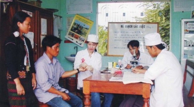 Cho người bệnh chiếc quần mình đang mặc