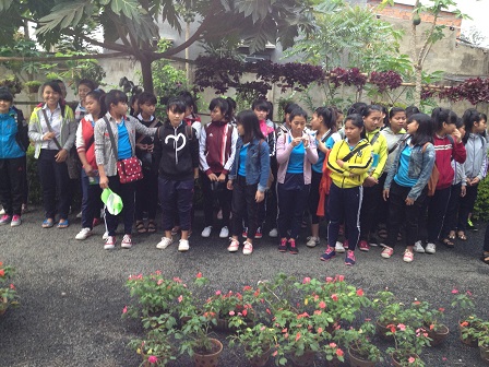 Các em nữ học sinh cấp III Lưu trú sắc tộc buổi sáng trước sân nhà, chuẩn bị chào Yăh đi học.