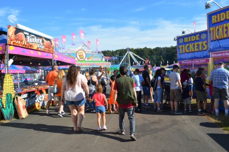 Kios bán Turkey legs và quày bán vé cho các trò chơi. Mọi người có thể mua 1 cái băng đeo tay (Wristband) giá $20/một cái để vào cửa các rides tự do không tốn tiền. Nếu không thì sẽ phải trả $6 cho mỗi ride mỗi khi.