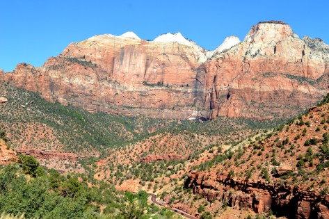 Khu vực Zion Canyon. Các bạn có nhìn thấy 2 đoạn đường bên dưới (chổ gữa ảnh và góc trái phía trên lùm cây) mà chút nữa mình phải đi xuống?