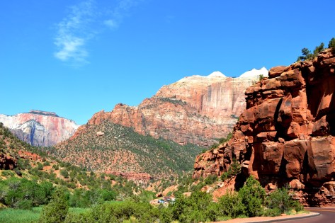 Xuống tới con đường lúc nãy nhìn thấy rồi.