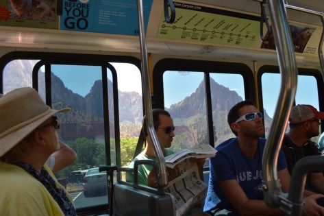 Núi non bên ngoài xe bus.