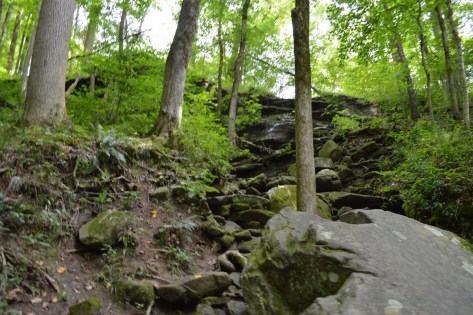 Hang động nằm bên dưới lớp phiến đá này.