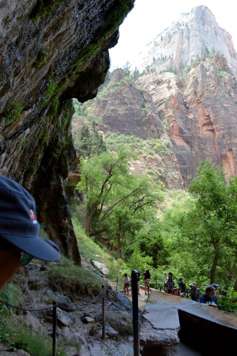 Một đoàn du khách đang leo lên 