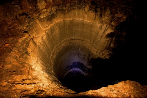 Tâm điểm không đáy của trái đất. (Center of The Earth-The Bottomless Pit) (Ảnh của MCNP)