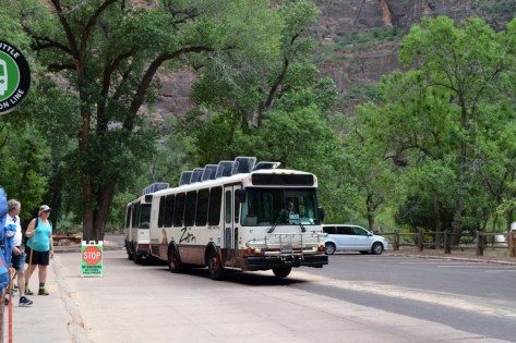 Đến khu vực River Walk.
