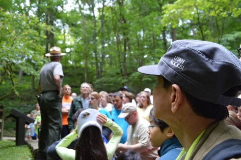 Truuwosc khi vào động hướng dẫn viên dặn dò các du khách phải theo các điều lệ của công viên.