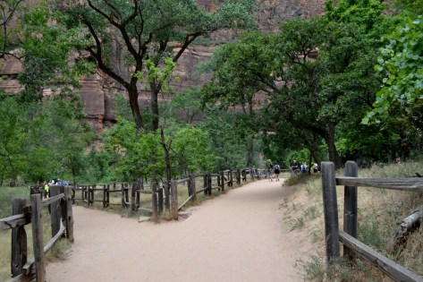 Ngã rẽ xuống bờ sông.