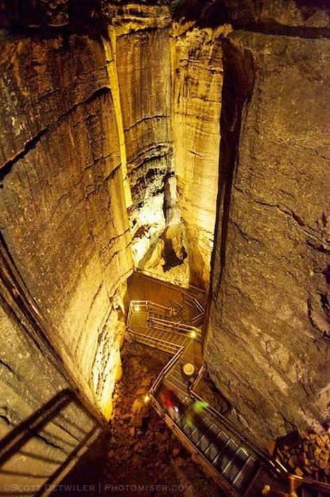 Từ khoảng đoạn giữa nhìn xuống cầu thang 440 bậc này. (Ảnh của Scott Twiller)