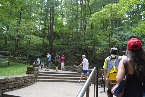 Rồi tất cả lần lượt đến chổ bồn rửa giày tẩy trùng để trách việc mang vi trùng (nếu có) đi đến nơi khác có thể gây hại cho các sinh vật khác. Chào tạm biệt Mammoth Cave National Park.