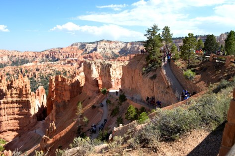 Đường dành cho du khách đi xuống khám phá Amphitheater.